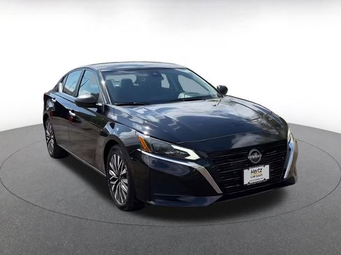 Used 2025 Nissan Altima 2.5 SV FWD image 3