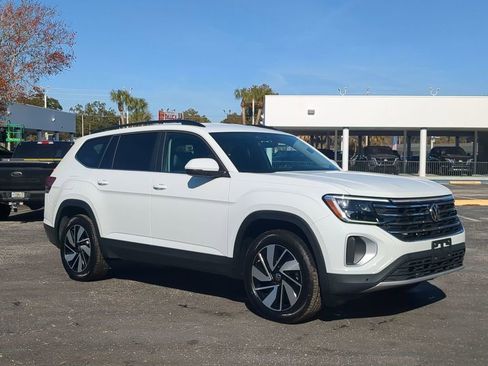 Used 2025 Volkswagen Atlas SE image 3