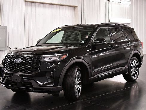 Used 2025 Ford Explorer ST-Line image 3