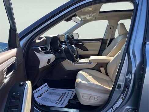 Used 2021 Toyota Highlander Platinum image 21