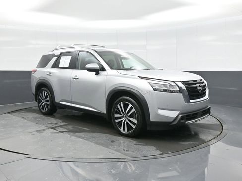 Used 2023 Nissan Pathfinder Platinum image 1