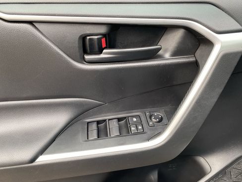 Used 2021 Toyota RAV4 LE image 18