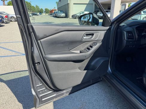 Used 2025 Nissan Rogue SV FWD image 18