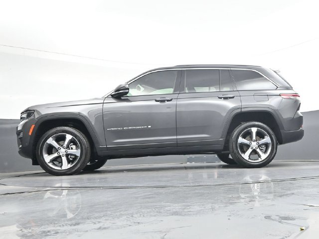 Used 2025 Jeep Grand Cherokee Limited w/ Luxury Tech Group II AWD/4WD image 35
