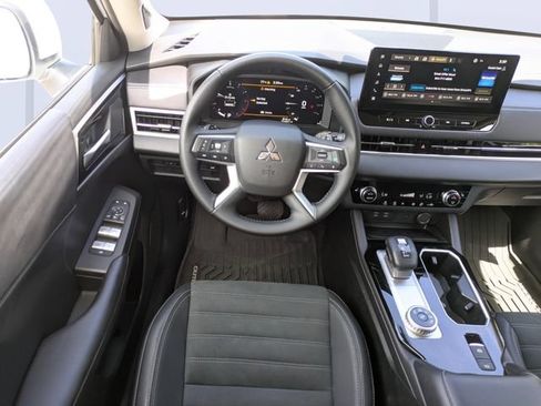 Used 2025 Mitsubishi Outlander SE FWD image 16