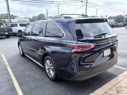 Used 2022 Toyota Sienna XLE w/ XLE Plus Package AWD/4WD image 3