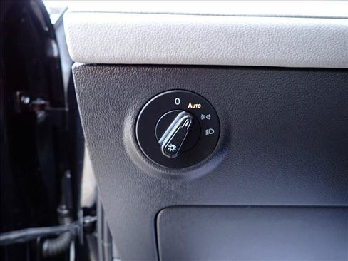 Used 2022 Volkswagen Taos SEL AWD/4WD image 16