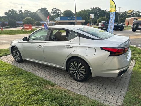 Used 2024 Nissan Altima 2.5 SV w/ SV Premium Package FWD image 4