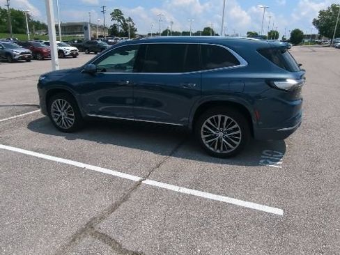 Used 2025 Buick Enclave Avenir AWD/4WD image 4