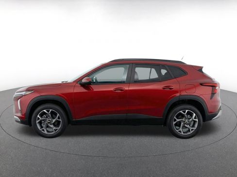 Used 2025 Chevrolet Trax LT w/ LT Convenience Package FWD image 4