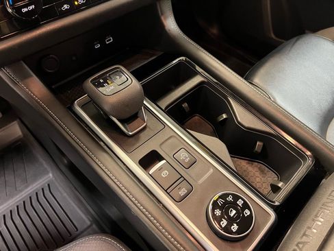 Used 2023 Nissan Pathfinder SL image 25