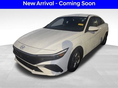 Used 2025 Hyundai Elantra SE FWD image 2
