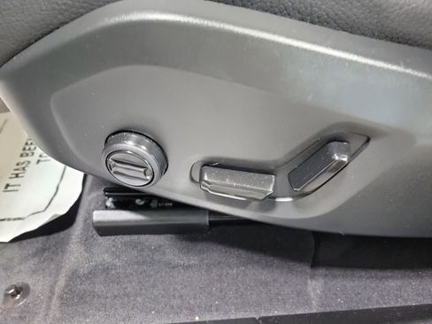 Used 2025 Volvo XC60 B5 Plus image 27