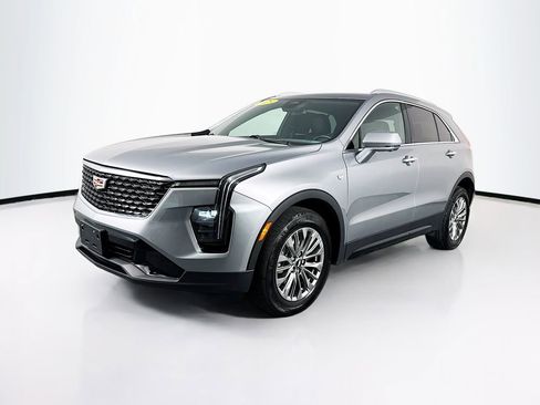 Used 2025 Cadillac XT4 Premium Luxury image 3