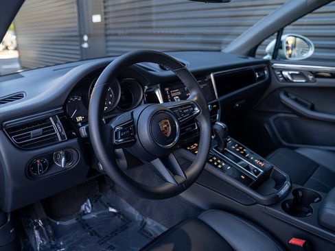 Certified 2025 Porsche Macan image 4