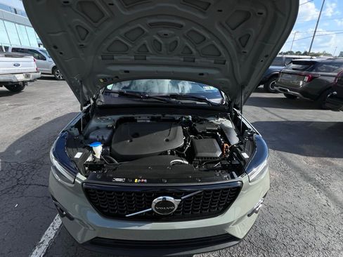 Used 2023 Volvo XC40 B5 Plus w/ Driver Assist Package AWD/4WD image 3