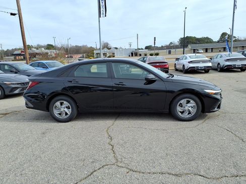 New 2026 Hyundai Elantra SE image 2
