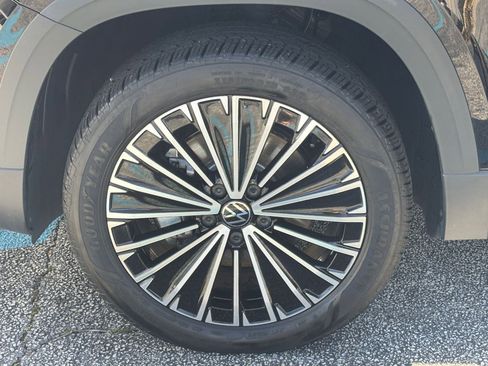 Used 2025 Volkswagen Taos SE image 31