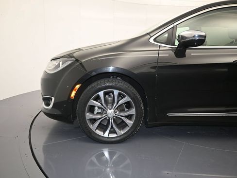 Used 2017 Chrysler Pacifica Limited w/ UConnect Theater Package FWD image 9