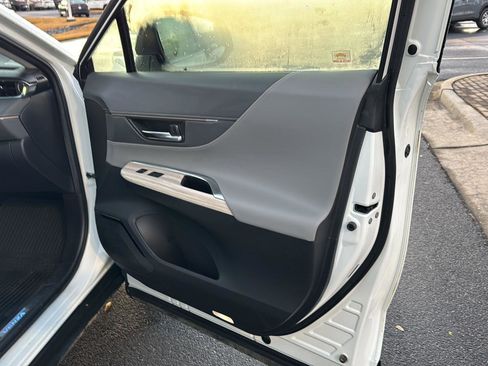 Used 2021 Toyota Venza Limited image 12