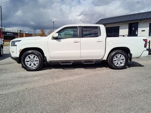 Used 2022 Nissan Frontier SV image 3
