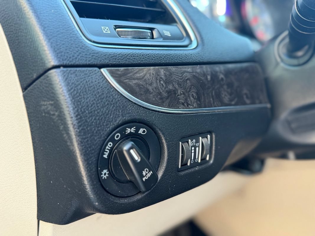 Used 2014 Chrysler Town & Country Touring FWD image 21