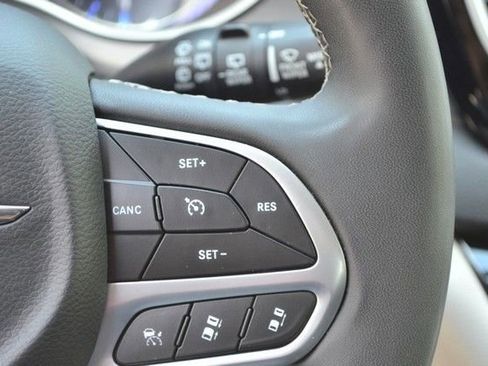 Used 2023 Chrysler Pacifica Touring-L FWD image 21