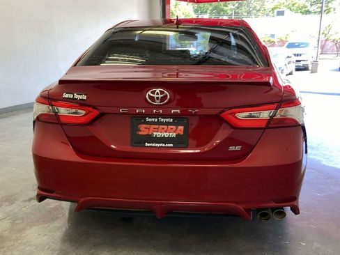 Used 2020 Toyota Camry SE w/ Convenience Package FWD image 4