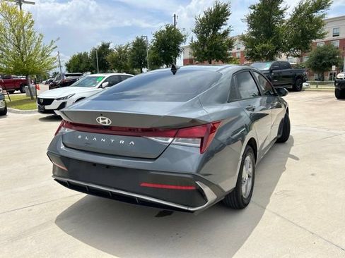 Used 2025 Hyundai Elantra SE FWD image 3