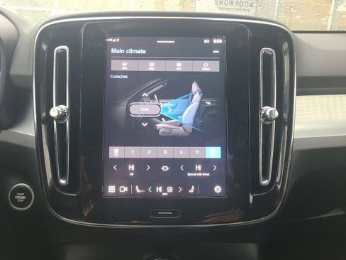 Used 2024 Volvo XC40 B5 Core image 27