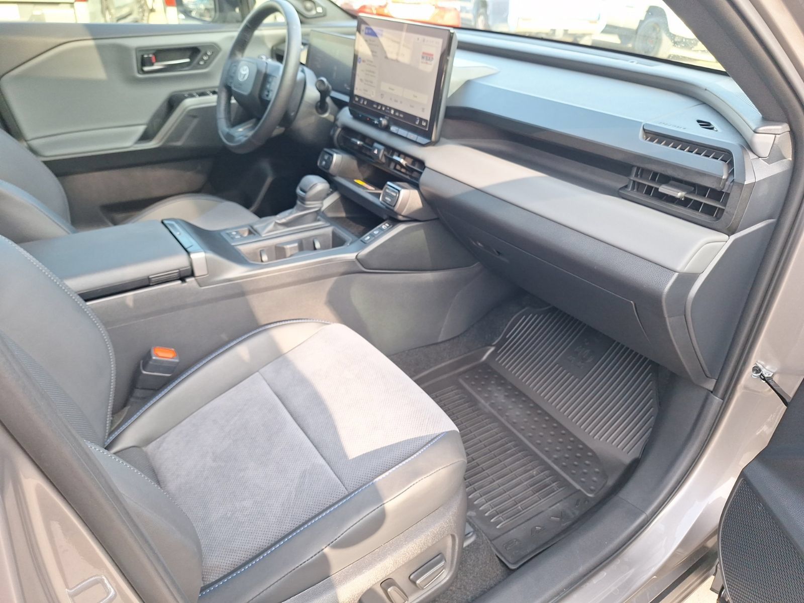 Used 2026 Toyota RAV4 XSE w/ Weather Package AWD/4WD image 32