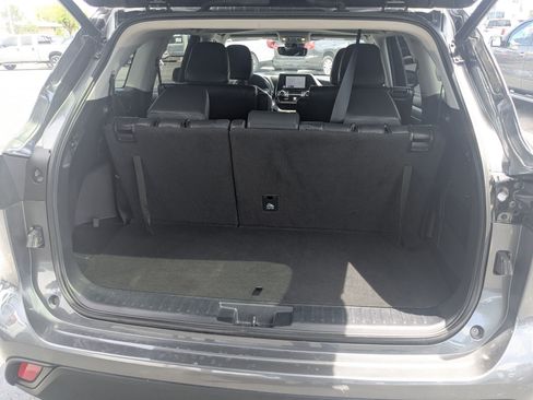 Used 2023 Toyota Highlander XLE AWD/4WD image 30