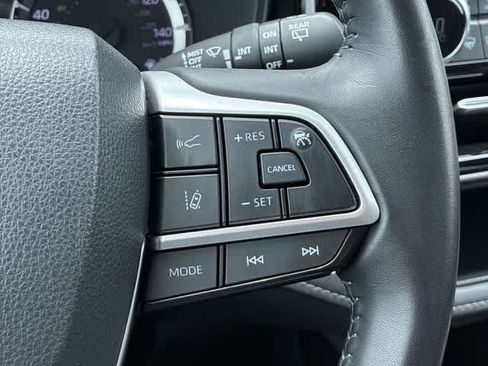 Used 2024 Toyota Highlander LE FWD image 25