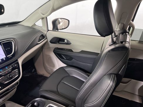 Used 2023 Chrysler Pacifica Touring-L w/ Uconnect Theater Family Group image 23