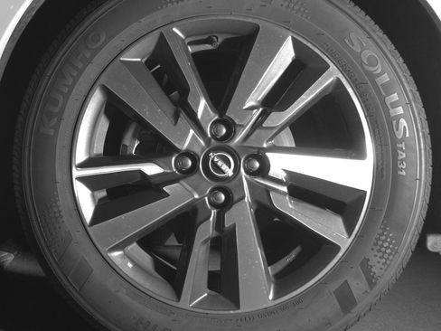 Used 2025 Nissan Versa SV image 12