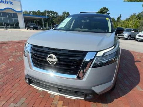 Used 2023 Nissan Pathfinder SL w/ SL Premium Package AWD/4WD image 6
