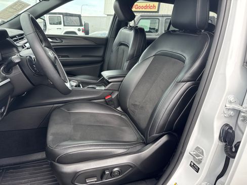 Used 2024 Jeep Grand Cherokee Altitude AWD/4WD image 9