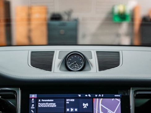 Used 2025 Porsche Macan image 18