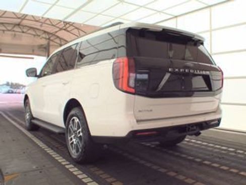 Used 2025 Ford Expedition Active AWD/4WD image 3