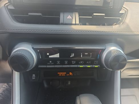Used 2019 Toyota RAV4 LE FWD image 21
