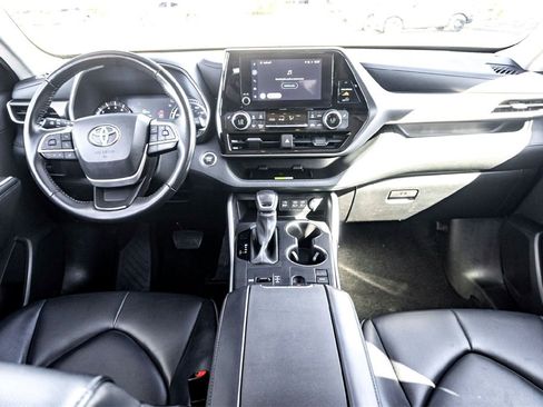 Used 2023 Toyota Highlander XLE image 29