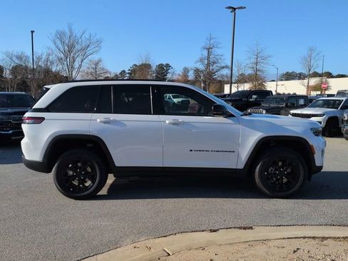 New 2025 Jeep Grand Cherokee Altitude image 3