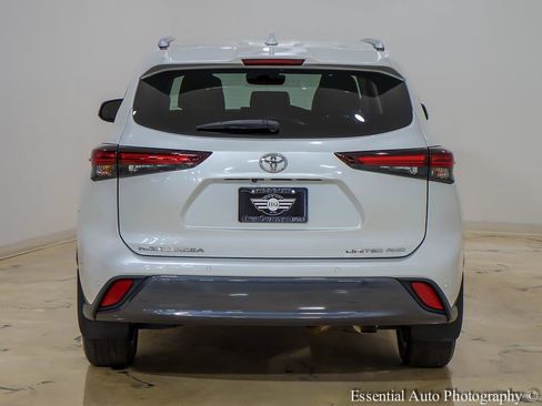 Used 2024 Toyota Highlander Limited AWD/4WD image 7
