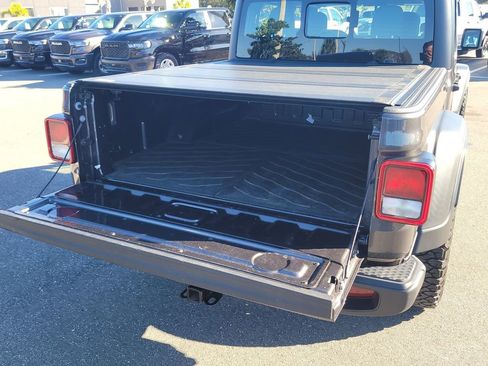 Used 2024 Jeep Gladiator Sport image 8