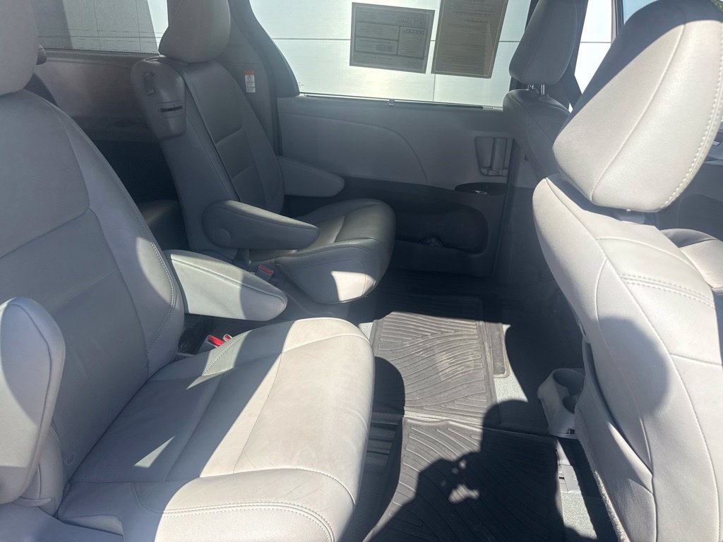 Used 2017 Toyota Sienna Limited FWD image 32