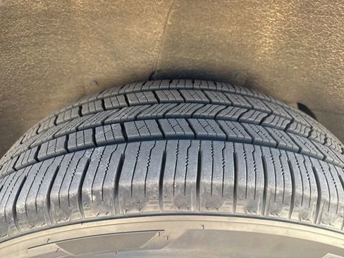 Used 2023 GMC Yukon XL SLT image 10