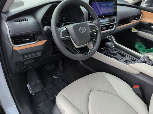 New 2026 Toyota Grand Highlander Platinum image 12