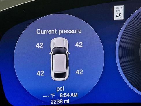 Certified 2025 Porsche Macan Electric image 13