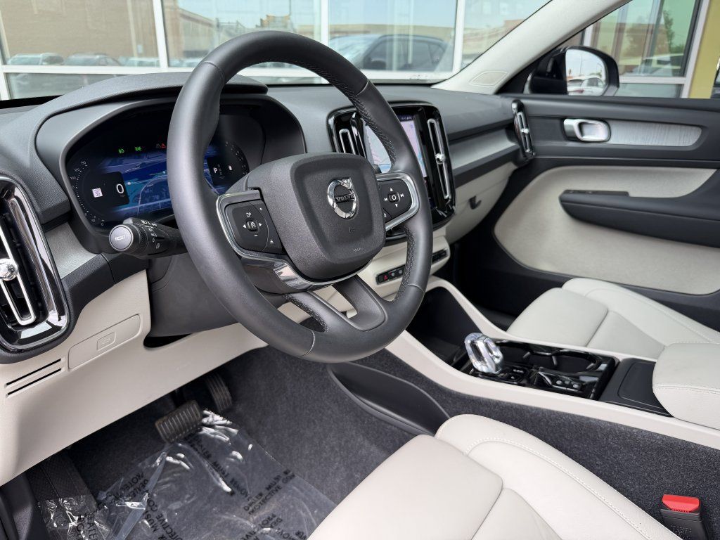 Used 2026 Volvo XC40 B4 Plus FWD image 34