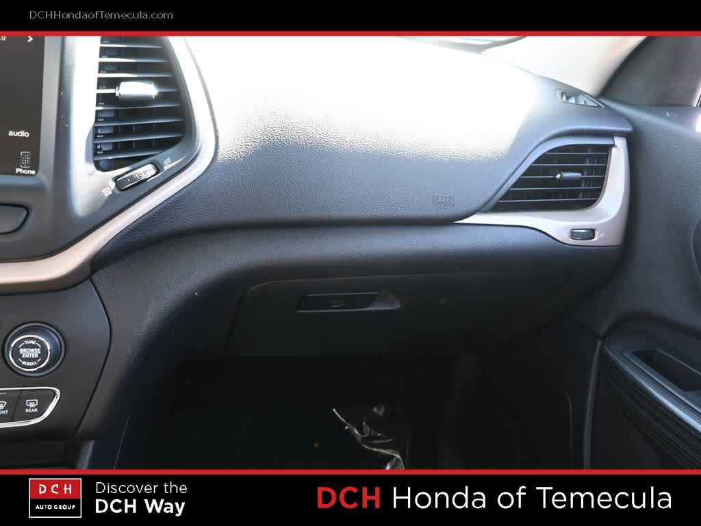 Used 2017 Jeep Cherokee Latitude w/ Safety/Convenience Group FWD image 14